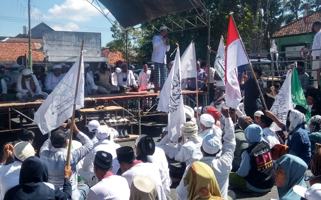 Ratusan massa saat GUIB melakukan unjuk rasa menolak RUU HIP di depan kantor DPRD Kabupaten Pamekasan. 
