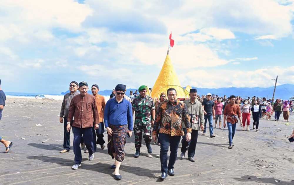 Bupati Trenggalek M. Nur Arifin saat menghadiri Upacara Adat Labuh Laut.