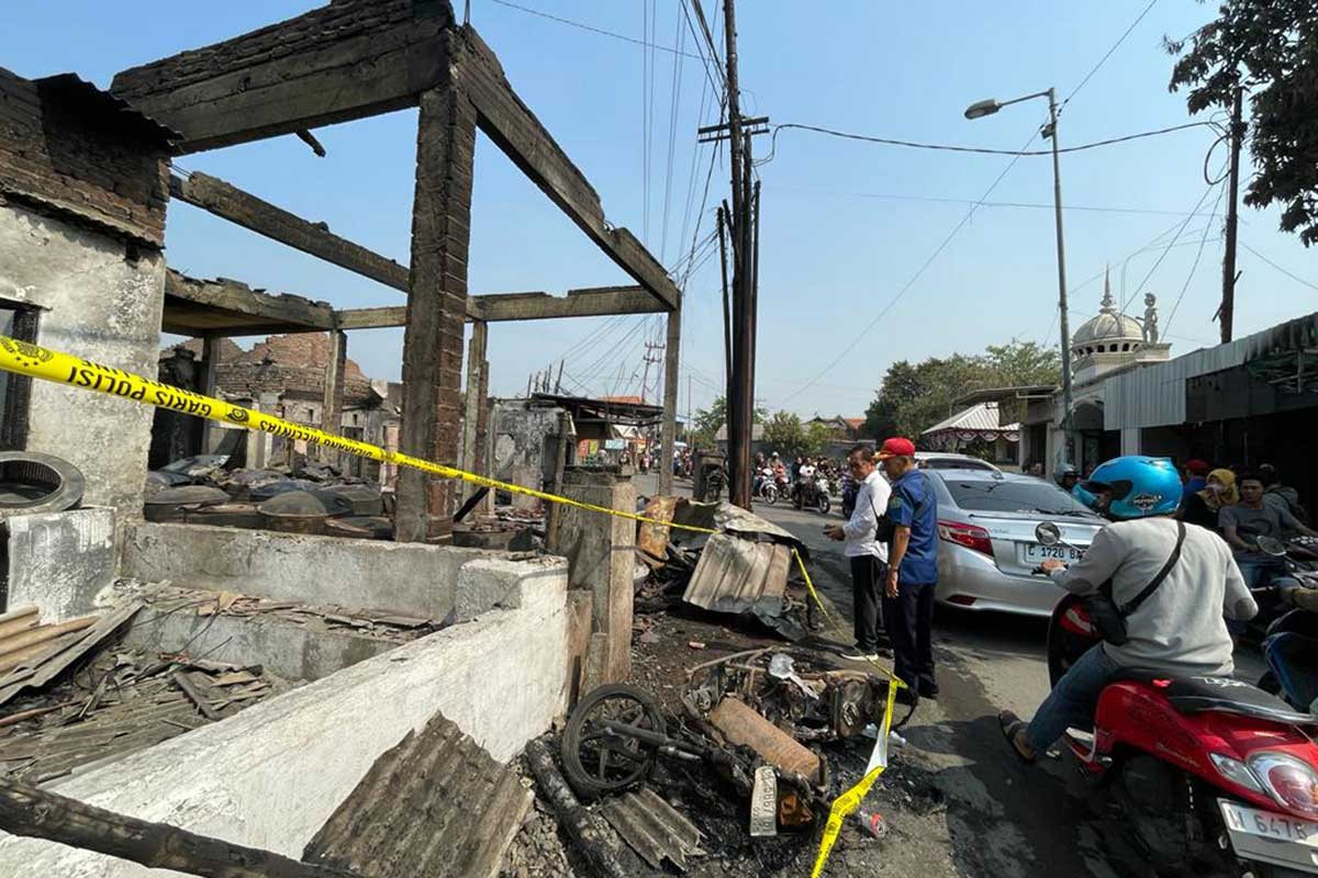 Garis polisi dilokasi kebakaran yang terletak di Dusun Keling, Jumputrejo, Sukodono.