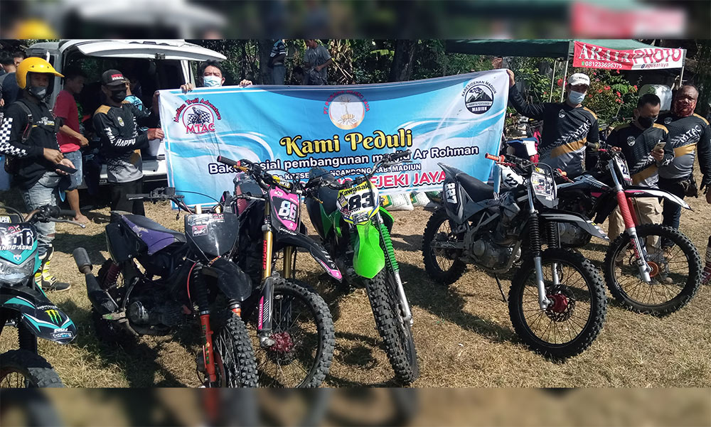 Foto bareng peserta susur alam saat akan menyampaikan hasil penggalangan dana.