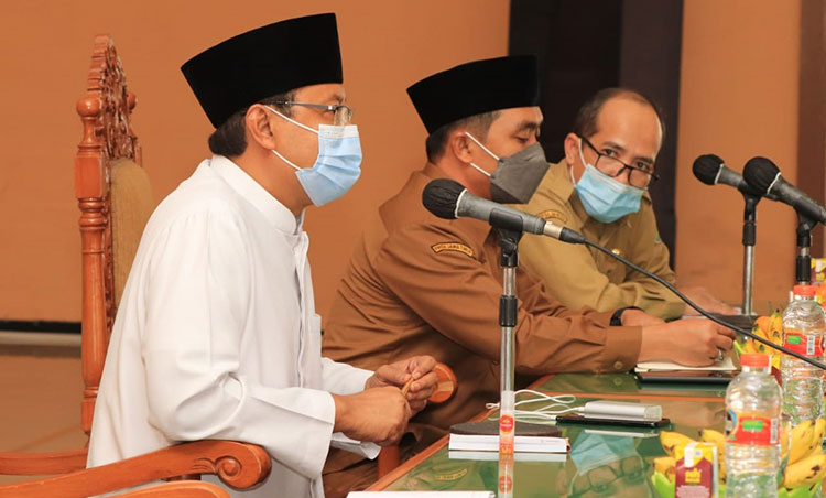 Wali Kota Pasuruan Gus Ipul dan Wakil Wali Kota Pasuruan Mas Adi bersama seluruh dokter RSUD dr. R. Soedarsono, Senin (29/3/2021) kemarin, di Gedung Gradhika Bhakti Praja Kota Pasuruan. (foto: ARDIANZAH/ BANGSAONLINE)