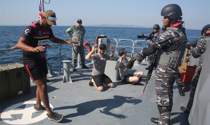 Prajurit KRI Layang-635 dan KRI Tongkol-813 saat memeriksa awak kapal Australia.