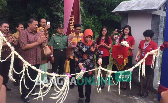 Bupati Kediri Haryanti saat meresmikan jembatan penghubung antara Kabupaten Kediri dan Kabupaten Malang. foto: arif kurniawan/ BANGSAONLINE