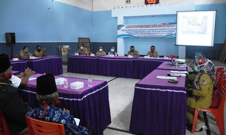 Suasana Sarasehan dan Rembuk Stunting di Balai Desa Punjul, Kecamatan Plosoklaten. (foto: kominfo)