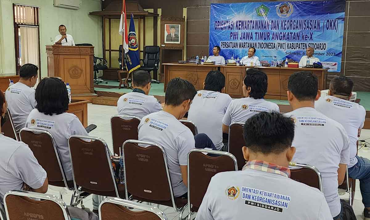 Ketua PWI Jatim, Lutfil Hakim, saat memberi sambutan dalam OKK di Sidoarjo. Foto: Ist