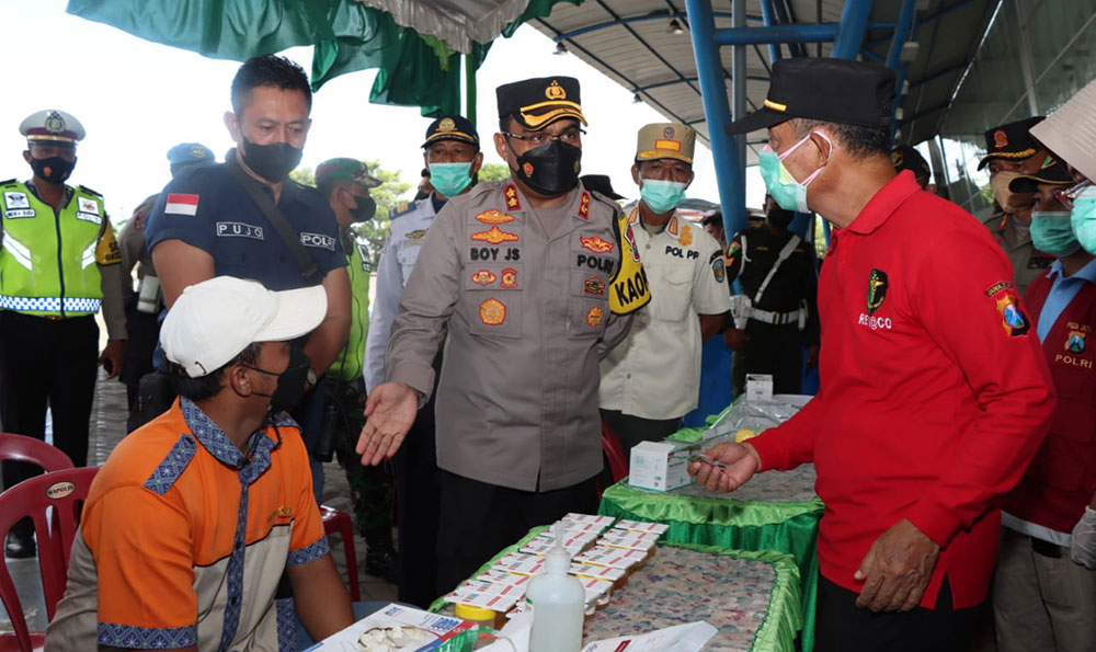 Kapolres Nganjuk, AKBP Boy Jeckson Situmorang, saat meninjau tes urine di Terminal Anjuk Ladang.