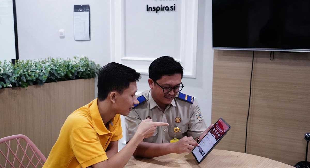 Petugas dari Kementerian ATR/BPN ketika menunjukkan aplikasi Sentuh Tanahku.