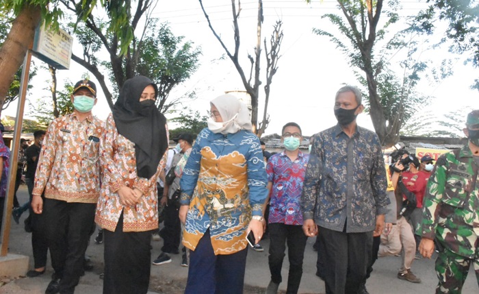 Menaker Ida Fauziyah dan Bupati Ikfina saat turun menyerahkan bantuan program Tenaga Kerja Mikro (TKM).
