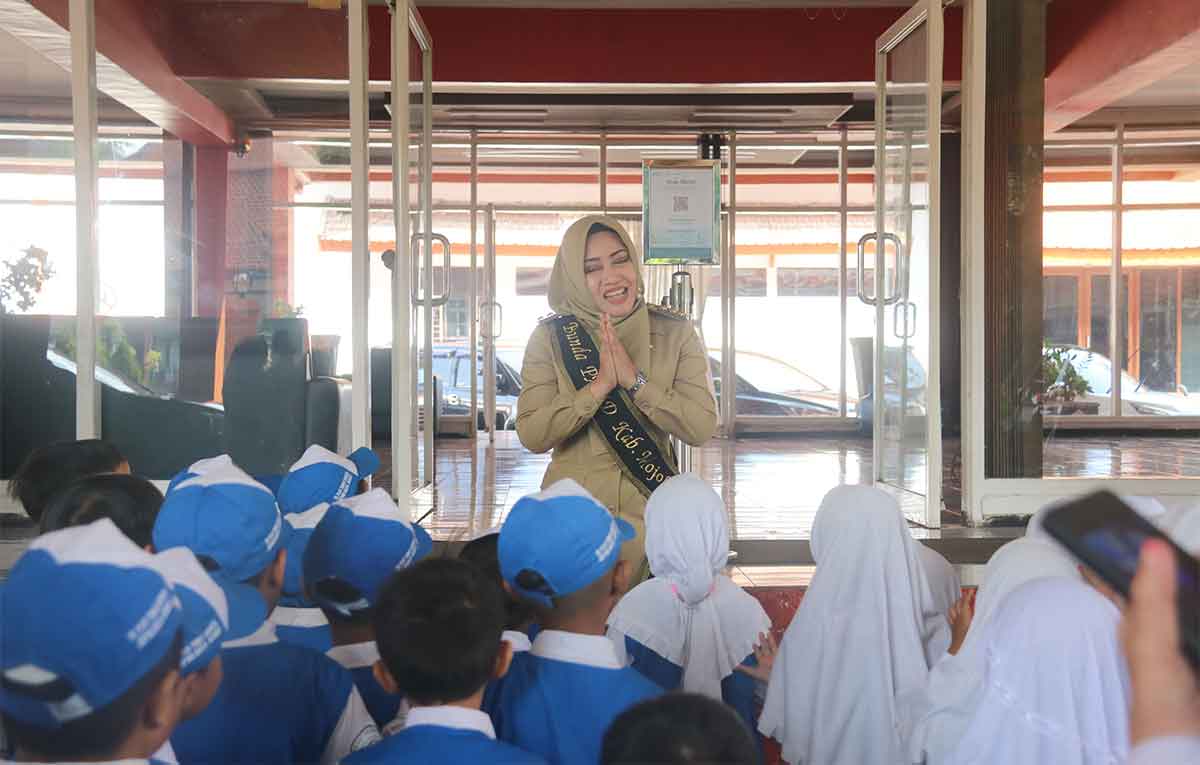 Bupati Mojokerto, Ikfina Fahmawati, saat menemui anak-anak melalui program Sapa Bunda.
