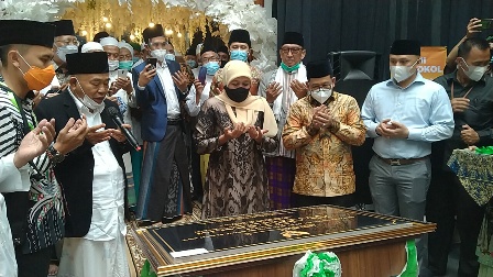 Prof. Dr. KH. Asep saifuddin Chalim, M.A., memimpin doa saat peresmian Masjid Kampus Institut KH Abdul Chalim (IKHAC) Pacet Mojokerto, Jumat (5/3/2021). Peresmian Masjid Kampus IKHAC itu ditandai penandatangan prasasti oleh Gubernur Jawa Timur Khofifah Indar Parawansa dan tabuh beduk bersama Wamen Menag RI Zainut Tauhid. foto: mma/ bangsaonline.com
