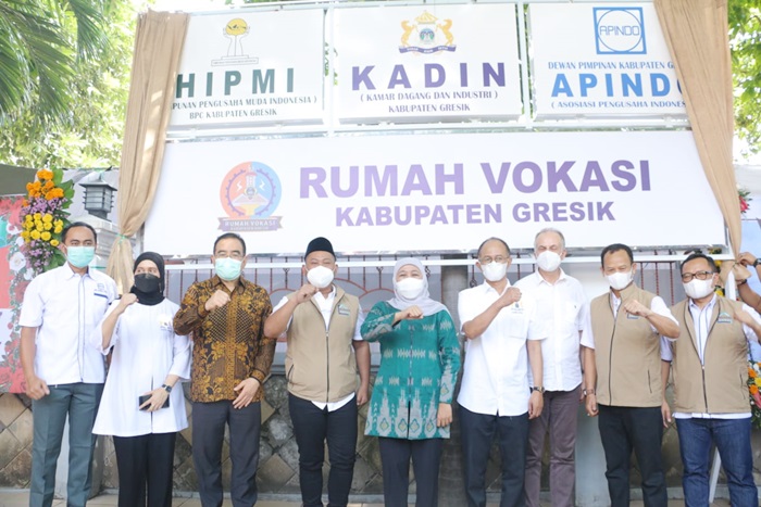 Gubernur Jatim Khofifah Indar Parawansa didampingi Bupati Gresik Fandi Akhmad Yani saat meresmikan Rumah Vokasi. foto: SYUHUD/BANGSAONLINE