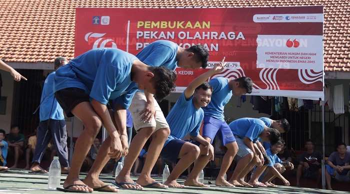 Keseruan warga binaan saat mengikuti lomba memasukkan paku dalam botol. Foto: Ist.