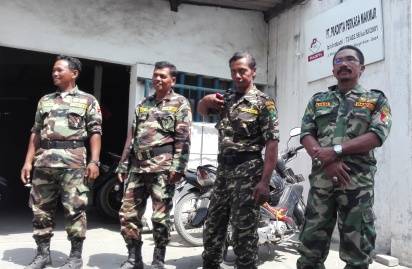 Tampak Banser yang menjaga pabrik PT Pradipta Perkasa Makmur, pabrik yang memproduksi sandal berlafadz Allah. foto: syuhud/BANGSAONLINE