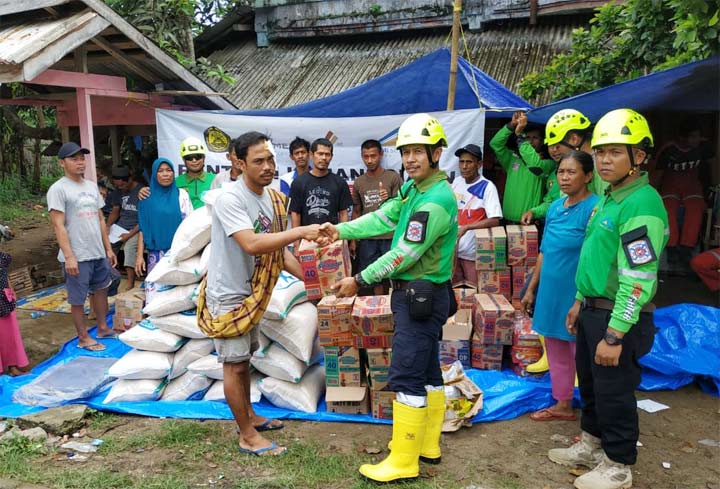 Emergency Response Team PT BSI saat membantu korban bencana Banten.