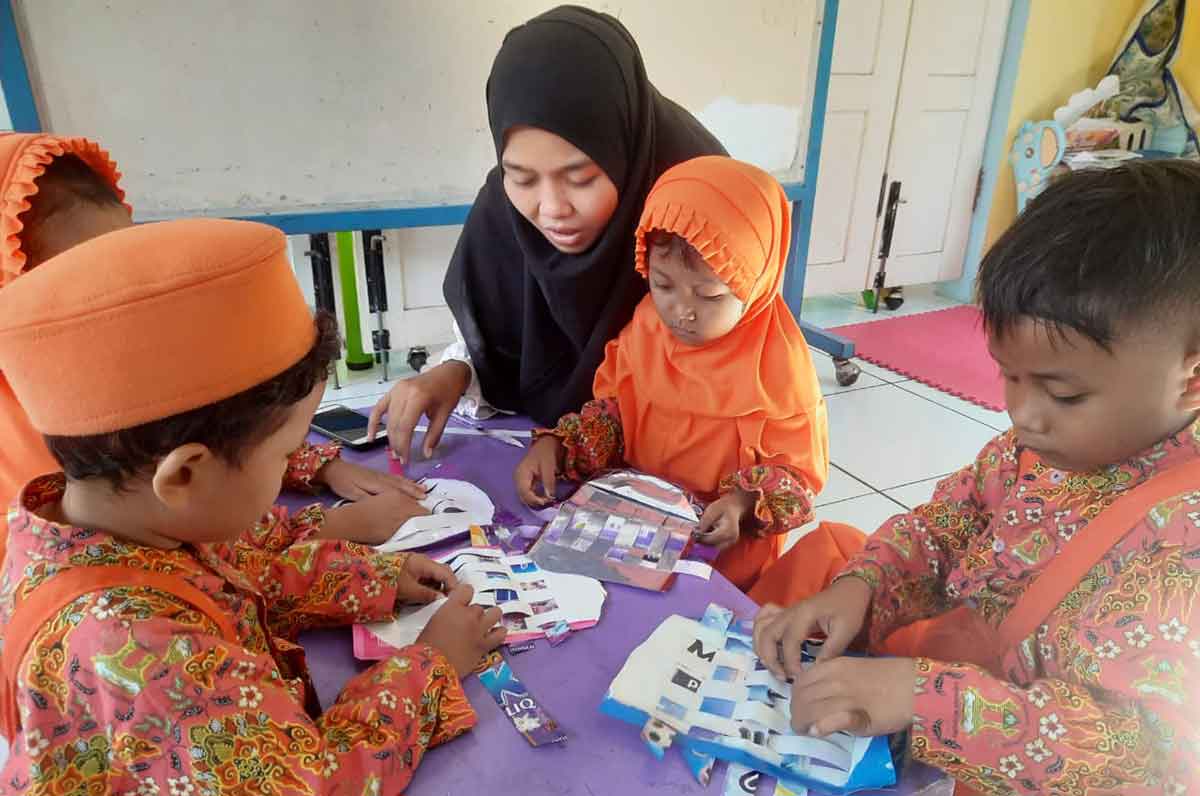 Pembentukan karakter usia dini di Lembaga Pendidikan KB-TKIT Asy Syaamil di Desa Jasem, Kecamatan Ngoro, Kabupaten Mojokerto.