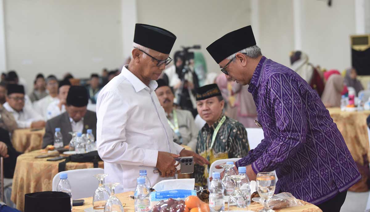 Ketua Umum MUI Pusat sekaligus Pengasuh Pondok Pesantren Al Amien, KH Anwar Iskandar (kiri) ketika bersama Wakil Wali kota Kediri, Qowimuddin Thoha atau yang akrab disapa Gus Qowim. Foto: Ist