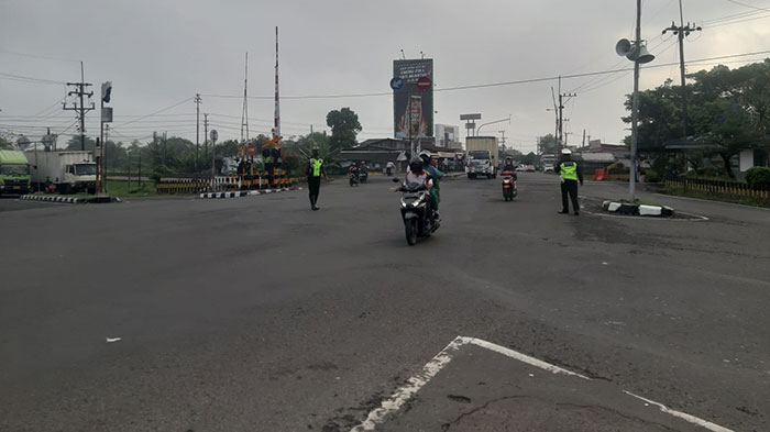 Petugas saat mengamankan arus lalu lintas di Simpang Tiga Mengkreng, Kecamatan Purwoasri Kabupaten Kediri. Foto: Ist