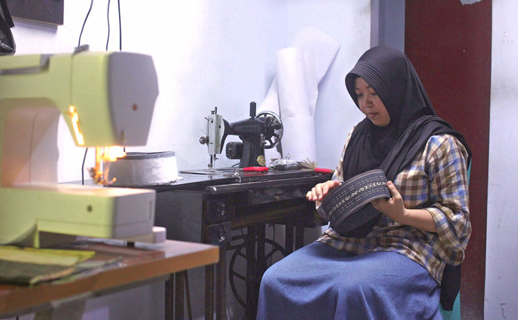 Elva Nur Aini Shobah, meneruskan usaha bapaknya. 
