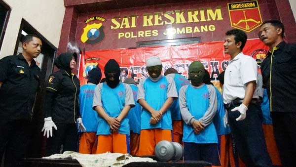 SADIS: Para pelaku pengeroyokan Abdullah. foto: rony suhartomo/ BANGSAONLINE