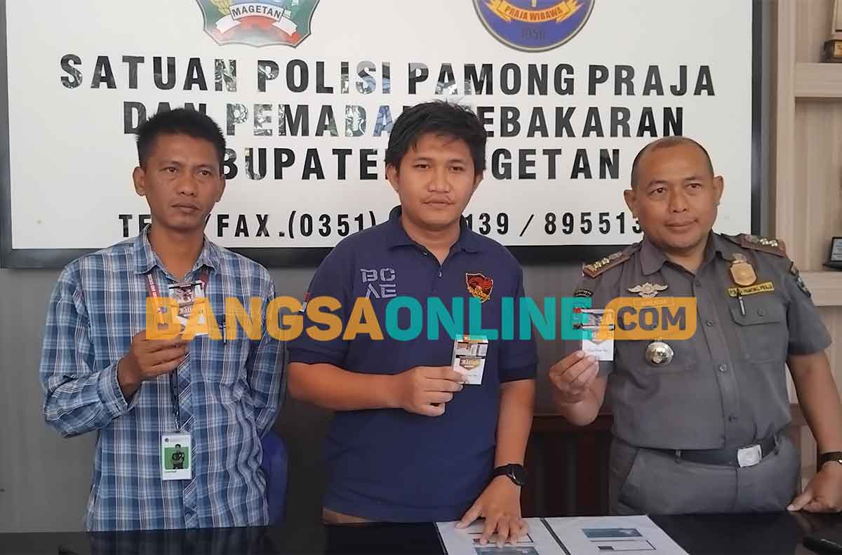 Petugas saat menunjukkan rokok yang berhasil diamankan. Foto: HENDRO SUHARTONO/BANGSAONLINE