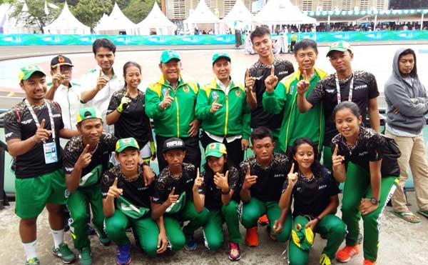 BERI MOTIVASI: Bupati Sidoarjo H Saiful Ilah didampingi Ketua KONI Sidoarjo HM Franki Effendi memberikan semangat kepada atlet sepatu roda Jatim di PON XIX di Kota Bandung, Jawa Barat, Kamis (22/9). foto istimewa