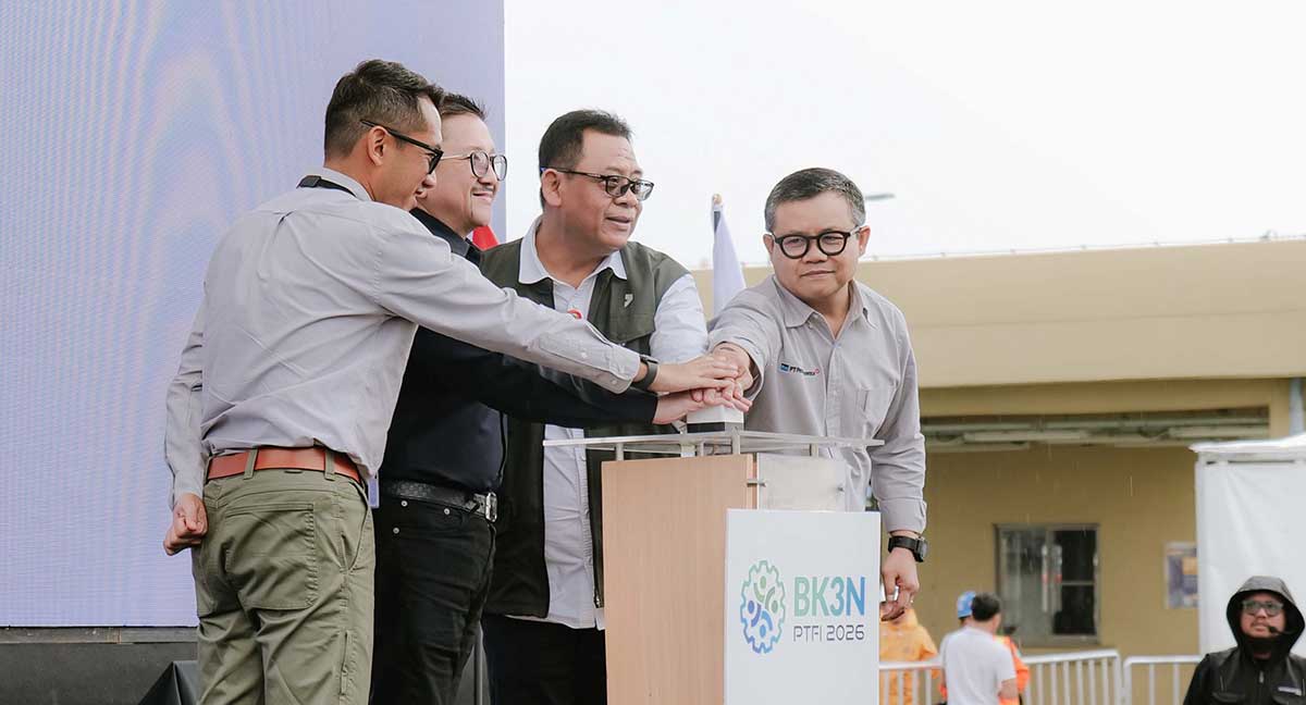 Penekanan tombol yang dilakukan Presiden Direktur PTFI. Tony Wenas (dua dari kiri), saat pembukaan Bulan K3 Nasional 2026. Foto: Ist