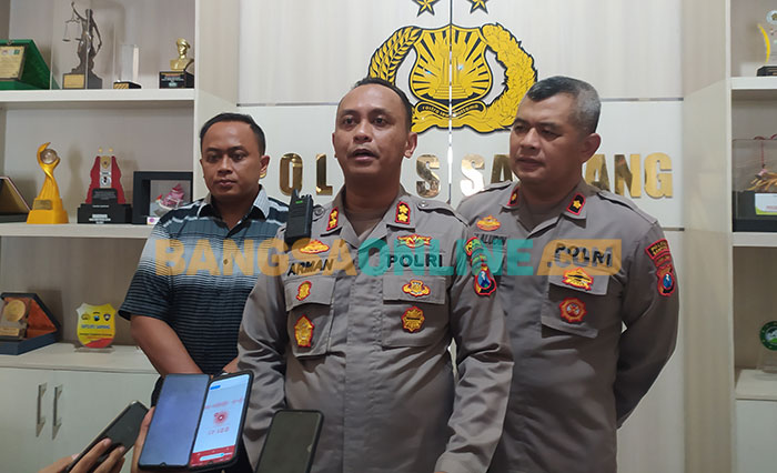 Kapolres Sampang, AKBP Arman, saat menggelar konferensi pers terkait pembubaran demo mahasiswa yang menolak kenaikan harga BBM. Foto: MUTAMMIM/BANGSAONLINE