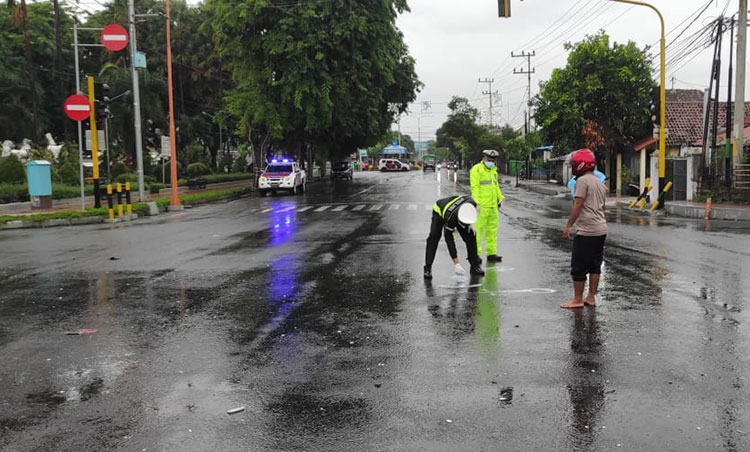 Terobos Lampu Merah, Truk Lindas Pengendara Motor di Banyuwangi hingga Tewas