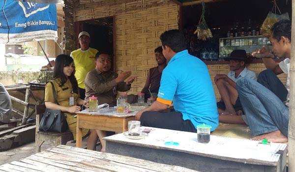 Kepala BKBPP turba ke warung-warung dan Posyandu serta Lansia agar para pria mau di-KB. foto: yudi eko purnomo/ BANGSAONLINE
