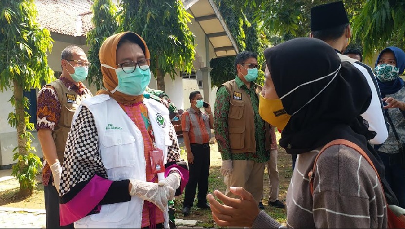 Dokter Herlin Ferliana, Kadinkes Provinsi Jatim saat diwawancarai oleh Subaidah, wartawan BANGSAONLINE.com sesudah meninjau rapid test massal di Balai Diklat, Jum