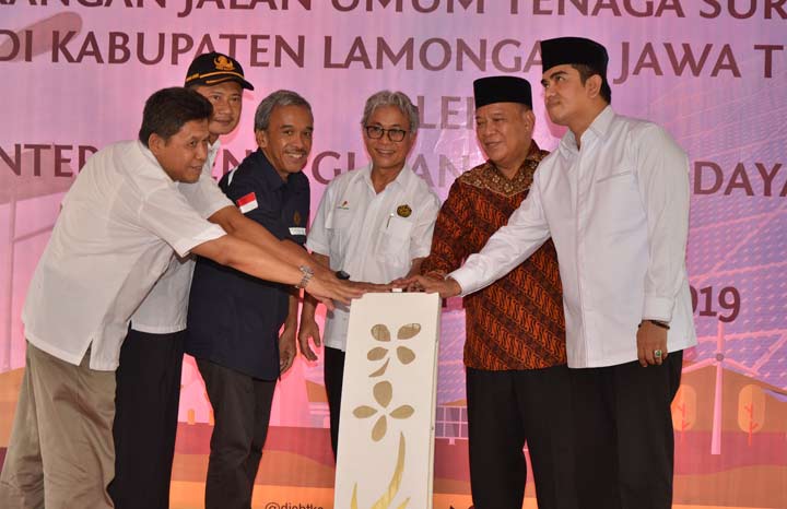 Peresmian 450 unit PJU secara simbolis.