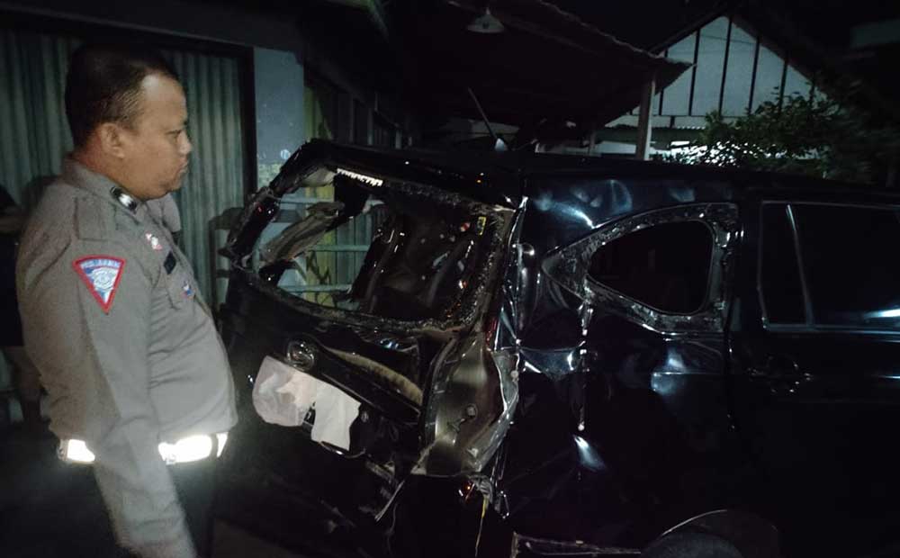 Kondisi mobil yang ringsek usai mengalami kecelakaan dengan KA Kertanegara di Kota Blitar.