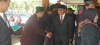 Bupati Trenggalek Dr.Ir Mulyadi menyalami seluruh pejabat usai mutasi.foto: herman/BANGSAONLINE