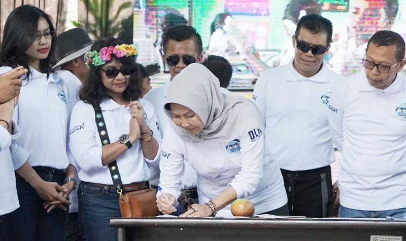 Wali Kota Batu Dewanti Rumpoko, Kepala BPJS Kesehatan Cabang Malang dr. Dina Diana Permata, dan Kapolres Batu AKBP Harviadhi Agung Prathama saat menandatangani MoU pembayaran pajak dan JKN KIS menggunakan sampah, Minggu (23/2). foto: ist.