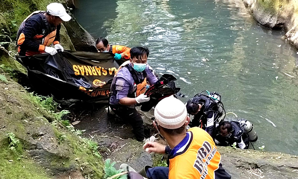Petugas gabungan saat mengevakuasi jenazah Galang Dani dari Kali Biru. foto: ist.