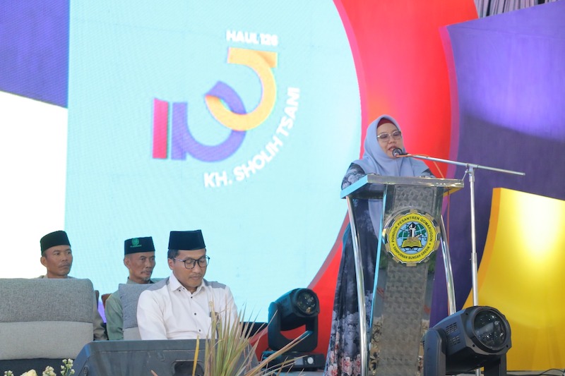 Plt Bupati Gresik Aminatun Habibah saat memberikan sambutan pada puncak peringatan haul KH. M. Sholih Tsani ke-126, FOTO: ist