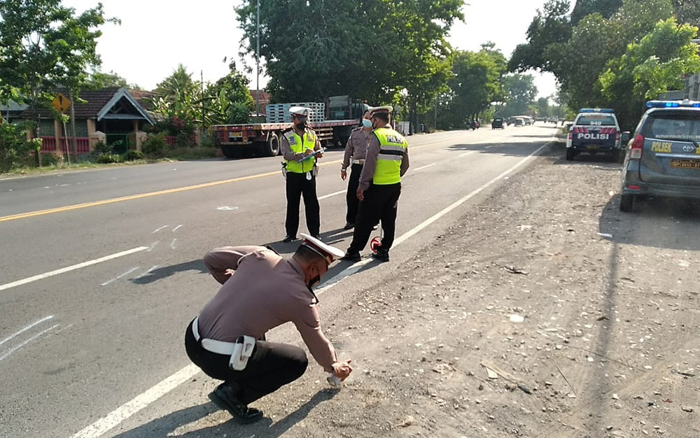 Sejumlah petugas saat olah TKP kecelakaan di Jalan Raya Seduri