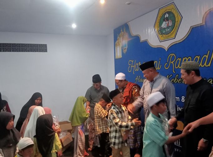 Kiai Djazuli (kopyah putih) saat pemberian santunan. Foto: Ahmad Fuad/BANGSAONLINE