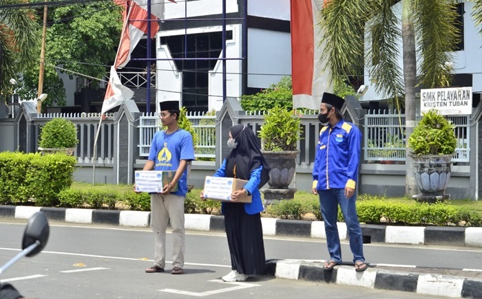 Sejumlah kader PMII mulai rayon dan komisariat se-Tuban turun langsung ke lapangan mengumpulkan dana tunai dari pengguna jalan.