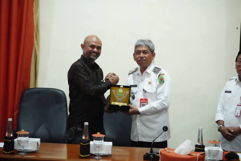 pemprov-aceh-belajar-siskeudes-non-tunai-ke-trenggalek-dinilai-paling-berpengalaman-di-jatim