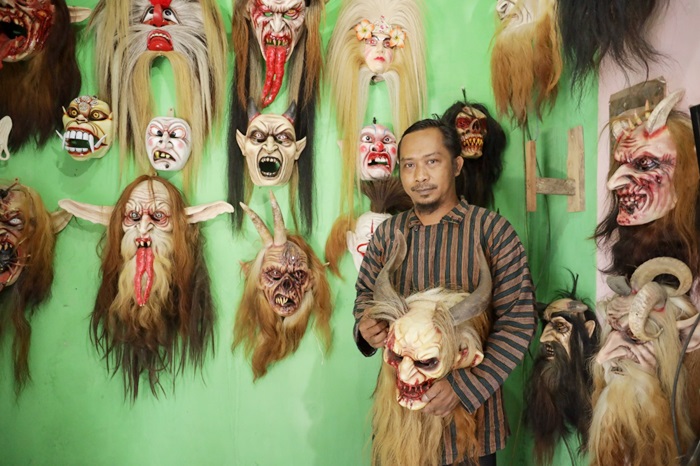 Maswanto (Mbah Man) bersama hasil karya topeng karakternya yang mendunia. foto: ist.