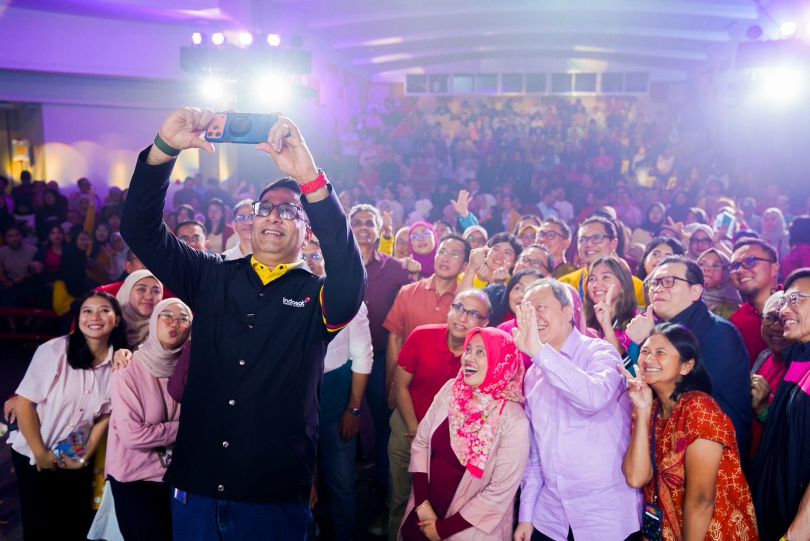 Vikram Sinha selaku President Director and Chief Executive Officer Indosat Ooredoo Hutchison saat berswafoto