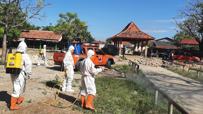 BPBD dan TNI-Polri Pamekasan melakukan penyemprotan disinfektan guna menanggulangi penyebaran wabah penyakit mulut dan kuku bagi hewan.