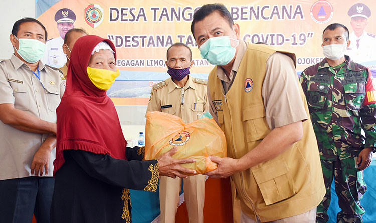 Bupati Pungkasiadi saat memberikan bantuan ke warga Desa Begaganlimo. (foto: ist).