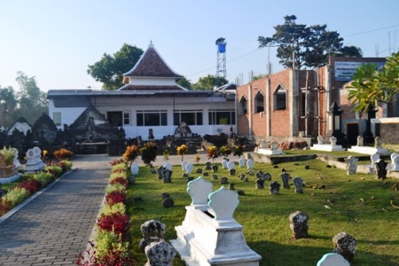 Bangunan Masjid Madegan, di Kelurahan Polagan Kecamatan/Kabupaten Sampang yang dikelilingi makam leluhur warga setempat. foto : junaidi/BANGSAONLINE