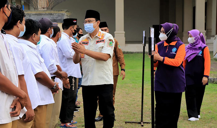 Wali Kota Pasuruan, Saifullah Yusuf, saat membagikan paket sembako untuk ribuan PHL di Gedung Kesenian Dharmoyudo.