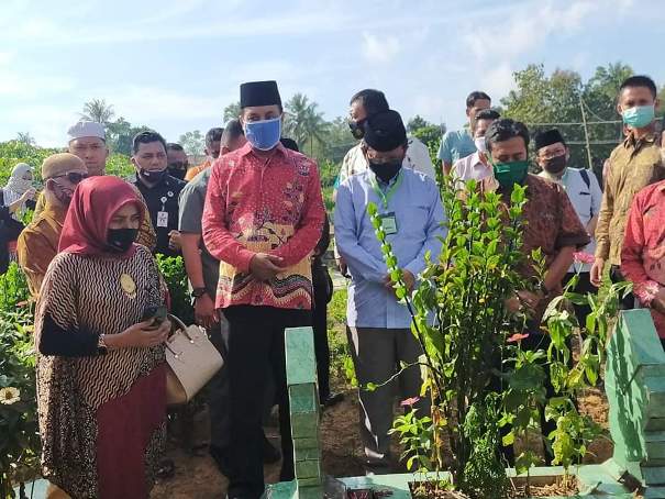 Menko Polhukam Mahfud MD saat ziarah ke makam ayahnya, Mahmoodin di Pamekasan Madura, Sabtu (27/6/2020). foto: ist/ bangsaonline.com