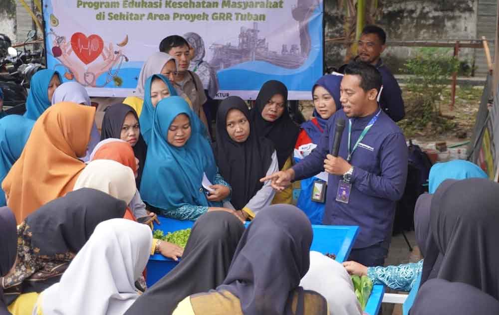 Tim CSR PRPP saat menjelaskan cara budi daya tanaman menggunakan media akuaponik.