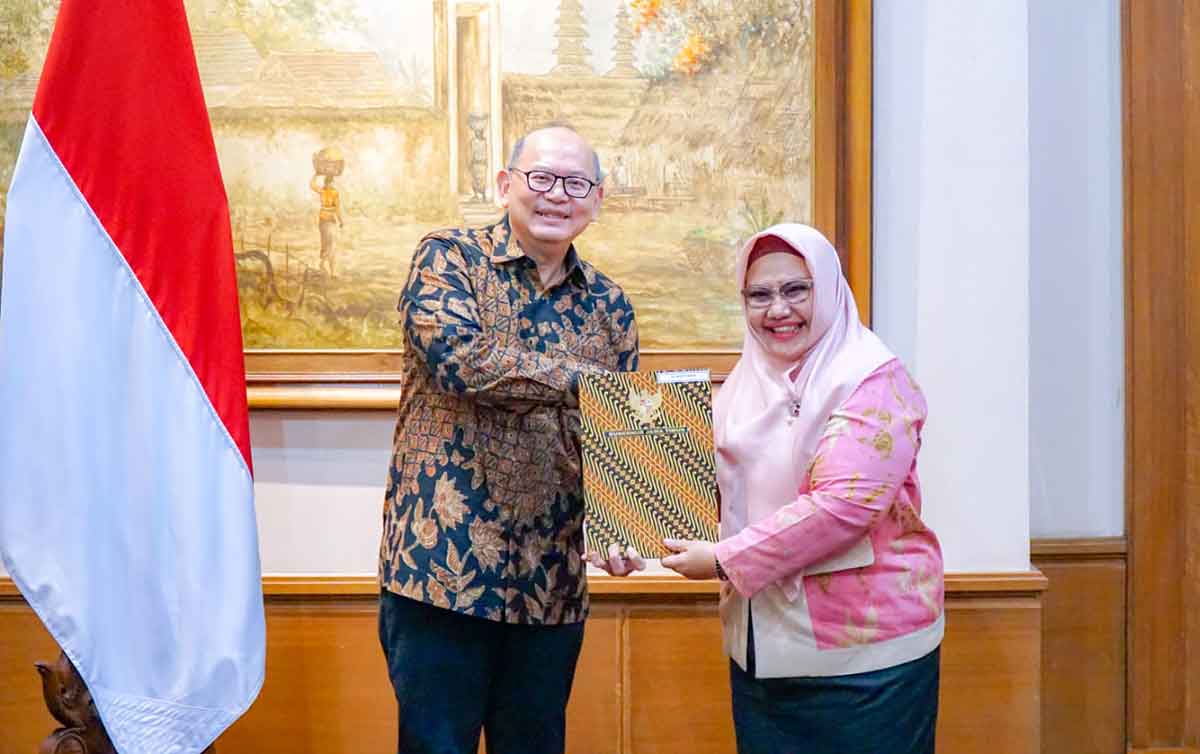 Wakil Bupati Gresik Aminatun Habibah saat menerima SPT sebagai Plt Bupati Gresik dari Pj Sekdaprov Jatim, Bobby Soemiarsono. Foto: ist.