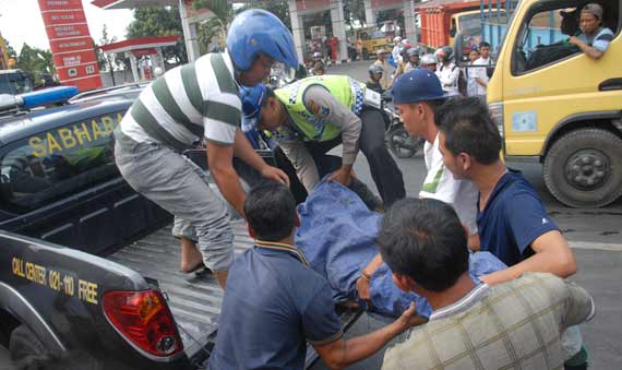Korban saat hendak dibawa ke RSUD Jombang. foto: rony suhartomo/BANGSAONLINE
